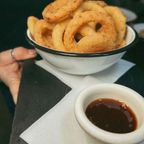 Aros de Cebolla con Salsa BBQ